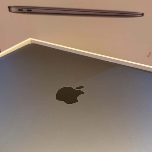 MacBook Air 2020 13.3 inch IPS Retina Display M1 8GB 256GB SSD like new