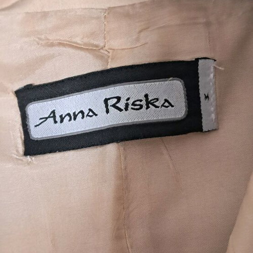 Anna Riska Cropped Slim Fit Blazer Size M like new, beige