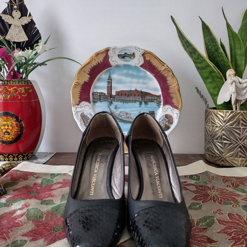 Leather Italian elegant women's pumps like new, black