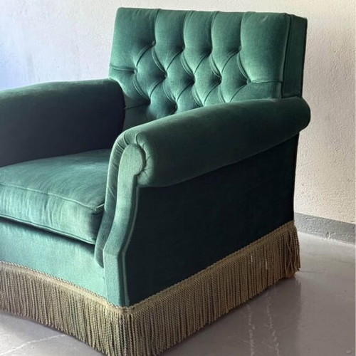Vintage velvet armchair with fringes and tufted back, green