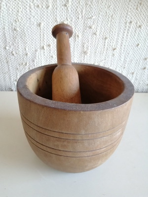 Ξύλινο γουδί μεταχειρισμένο, μεγάλο χοντρό, εποχής 1950