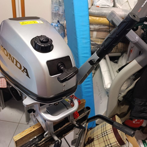 Honda outboard motor 4 hp upgraded to 6 hp like new with stand