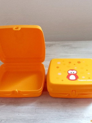Tupperware penguin sandwich container new, 1 piece