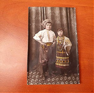 Δεκαετία του 1920, επιχρωματισμένη φωτογραφία, αδερφάκια με παραδοσιακές φορεσιές
