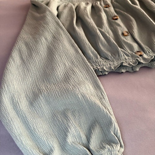 H&M crop top like new, green, off-shoulder with unique sleeves