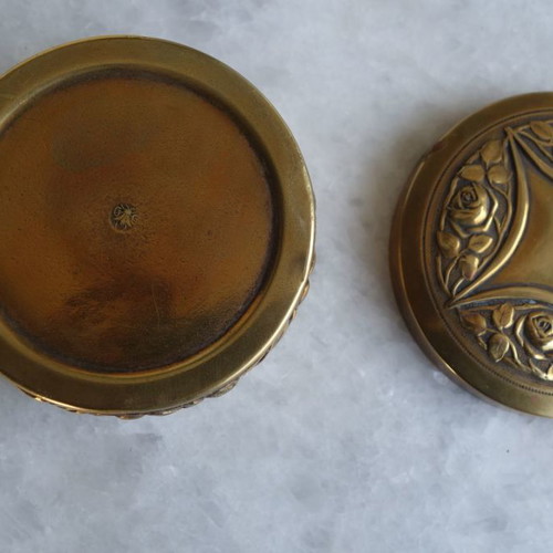 Art Deco powder box used (1900-1930) with repousse technique