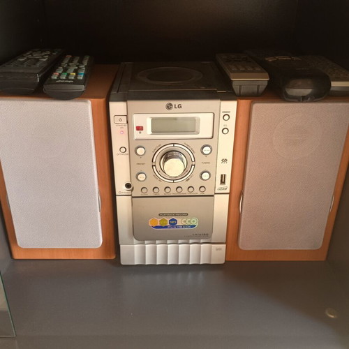 LG LX-M150 Micro Hi-Fi System like new with wooden speakers