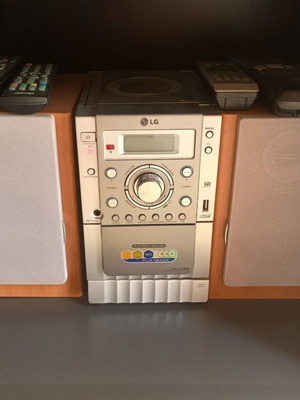 LG LX-M150 Micro Hi-Fi System like new with wooden speakers