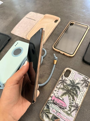 Apple iPhone XS Max 64GB Gold with cases