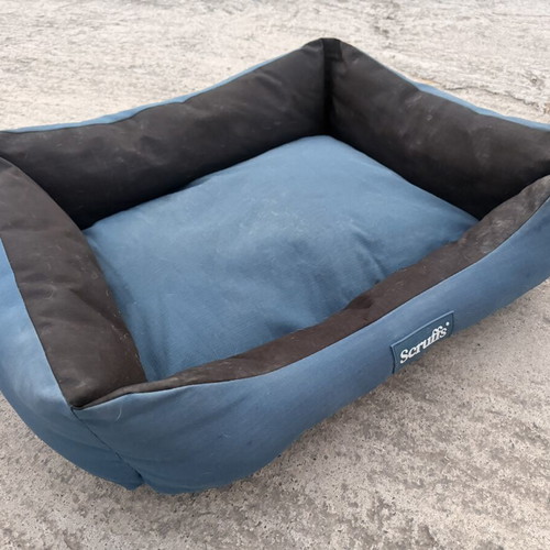 Scruffs dog bed Expedition waterproof blue L 75x60cm used