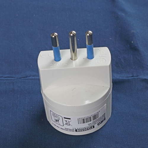 Old type plug adapter to Schuko new