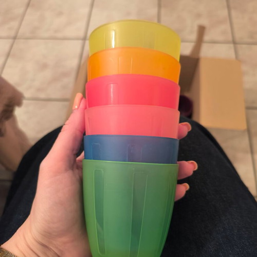 Plastic cups set of 6 like new, assorted colors