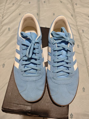 Adidas sneakers with suede upper and OrthoLite® insole, blue white gum