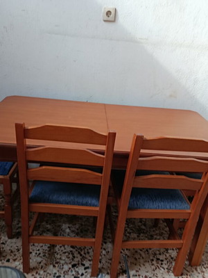 Τραπεζαρία κουζίνας με επεκτεινόμενο τραπέζι και 6 καρέκλες σαν καινούργιο