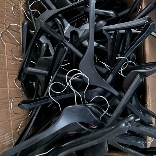 Professional plastic hangers used, pack of 20 pieces