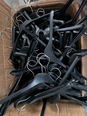 Professional plastic hangers used, pack of 20 pieces