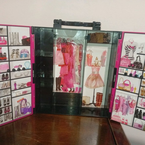 Barbie 2011 Mattel wardrobe used 31x29 cm