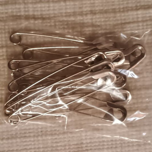 Set of 12 stainless steel safety pins, 6 cm each
