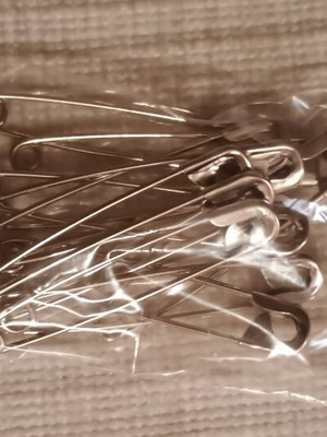 Set of 12 stainless steel safety pins, 6 cm each