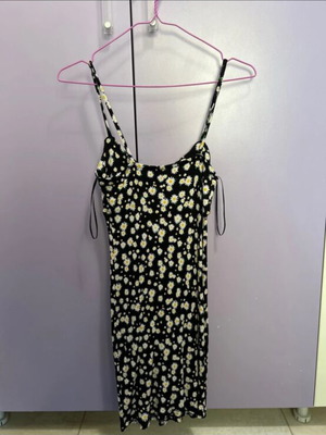 Bershka black dress with flowers like new, size M