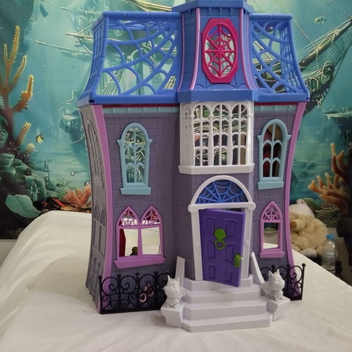 Vampirina Scare B&B Dollhouse used, missing pieces