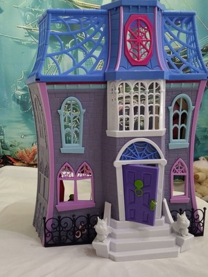 Vampirina Scare B&B Dollhouse used, missing pieces