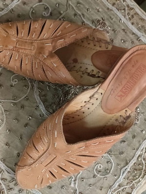 Leather pumps used, beige, heel height 5cm, sizes 38-38.5
