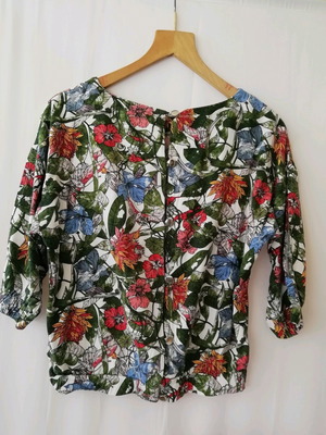 Floral blouse like new, size M