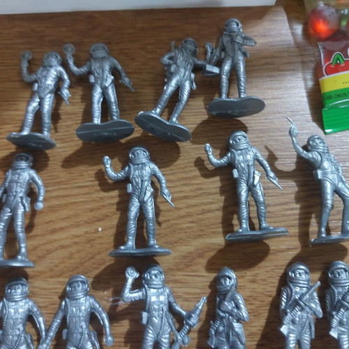 Solpa astronaut figures used, pack