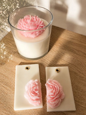 Scented Candle Gift Set with Two Aromatic Closet Sachets