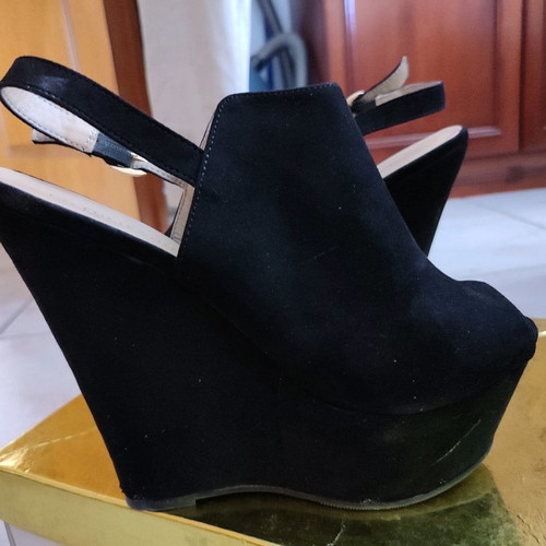 Women's closed black platform shoes with comfortable fit