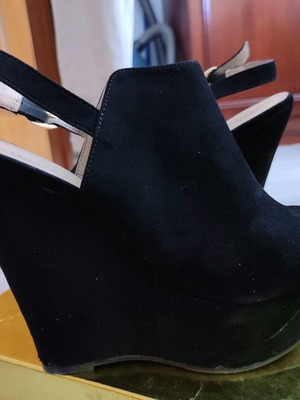 Women's closed black platform shoes with comfortable fit