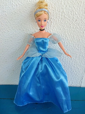 Vintage Cinderella doll Disney Simba 2001 like new