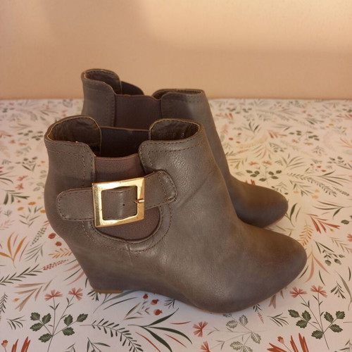 Women's grey boots with platform and gold buckle, used, size 39