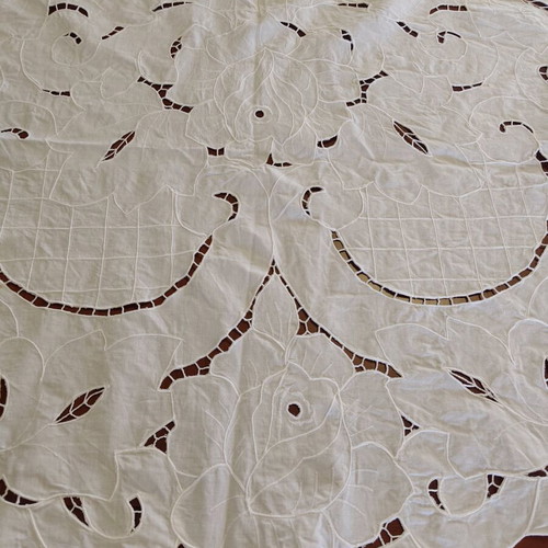 Cutwork tablecloth 160 centimeters like new