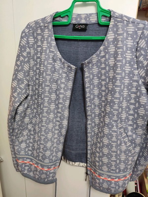 Zaketa with zipper like new, size M-L, blue and cream shades