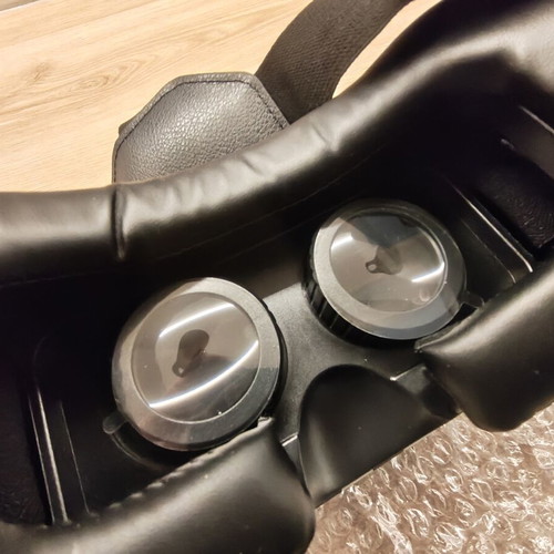 Shinecon VR Headset with Bluetooth Remote new in box