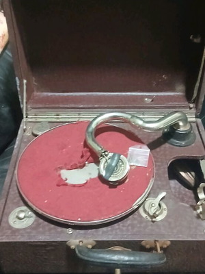 Φορητό γραμμόφωνο vintage μεταχειρισμένο, δεκαετίας 1920-1930, θέλει αλλαγή τσόχας