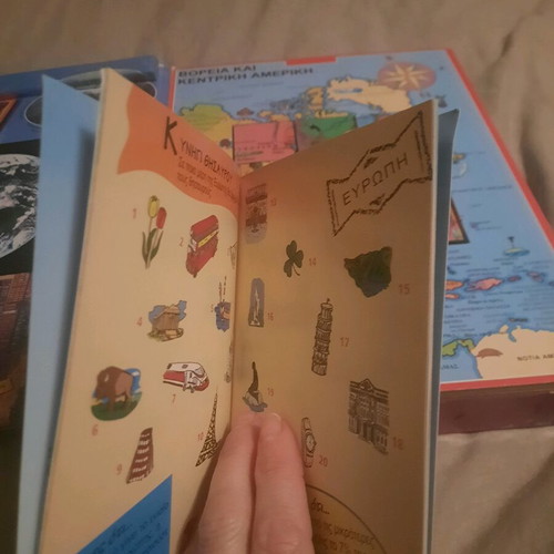 O Kosmos Se Kyvous puzzle-book used with activities