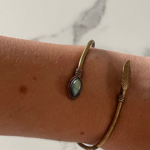 Handmade women's bracelet used with semi-precious stone