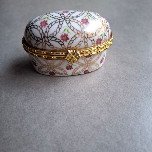 Vintage Limoges style porcelain jewellery box, like new