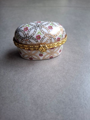 Vintage Limoges style porcelain jewellery box, like new