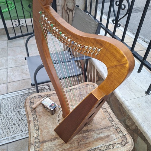 Mahogany harp with tuning key and string adjuster