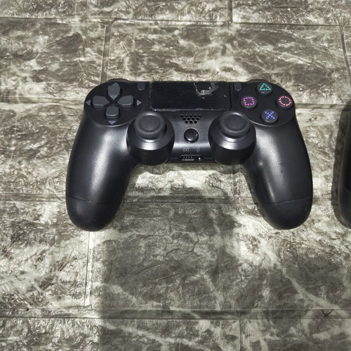 PS4 controllers like new, set of two for spare parts