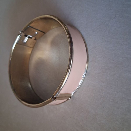 Bracelet used in gold and beige-orange color