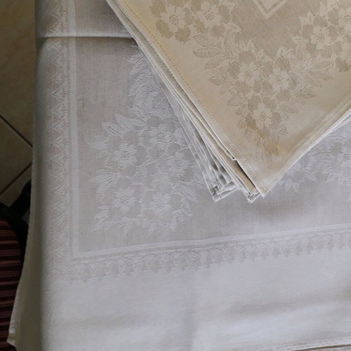 Palamaiki tablecloth new with 12 matching napkins