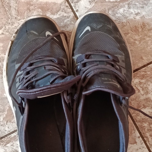 Nike Air Max γυναικεία παπούτσια μέγεθος 37,5 μεταχειρισμένα με φθορά στο αριστερό παπούτσι