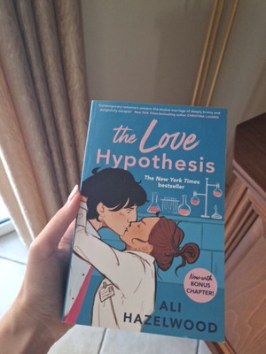 The Love Hypothesis English Romance Novel like new