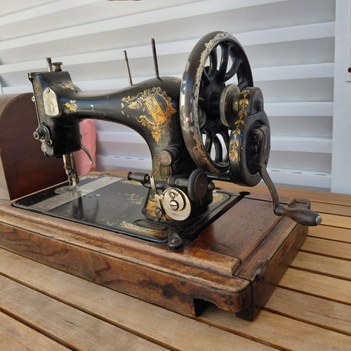 Vintage Singer sewing machine 1886 used, fiddle base design