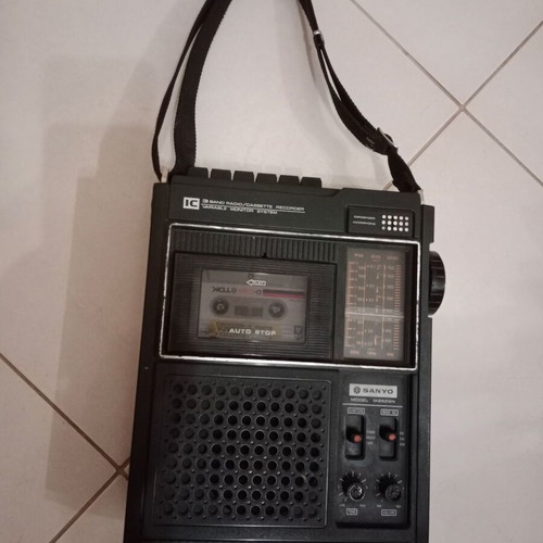 Sanyo M2528N radio cassette player used, vintage, non-working